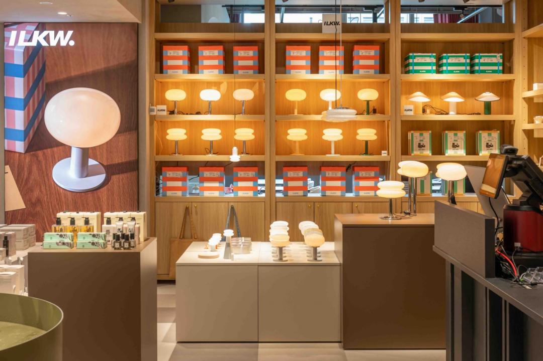 開幕首波與韓國質感設計燈具品牌「ILKW」合作，展開為期一個月的限定快閃活動。