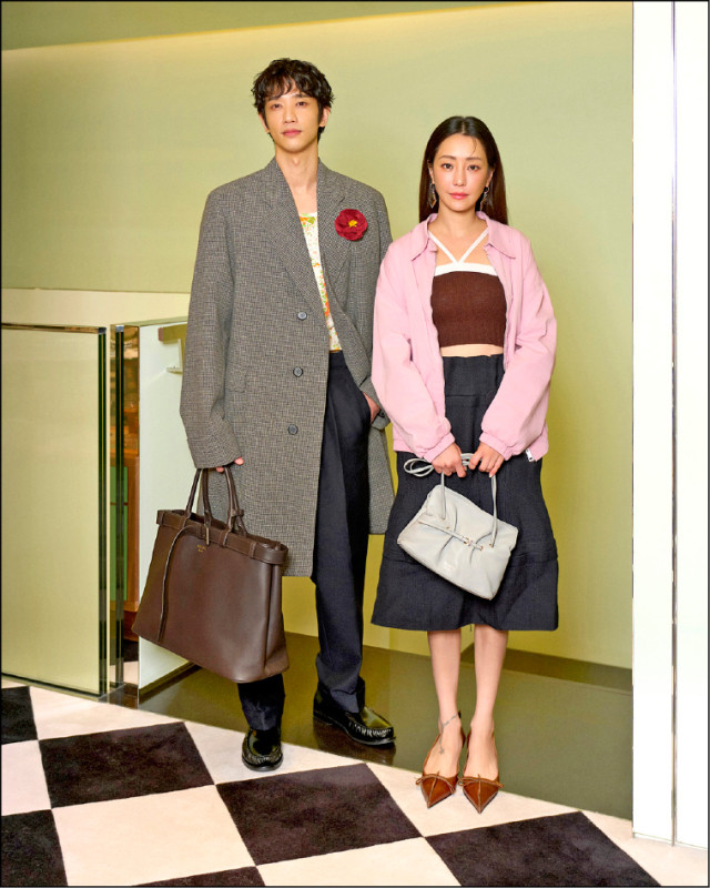 劉以豪（圖左）以寬鬆剪裁大衣內搭碎花圖騰單品，展現剛柔並濟的衝突美感。謝欣穎（圖右）則是穿上不收邊的花苞裙，搭配帶有燒痕的仿舊高跟鞋詮釋優雅風格。
