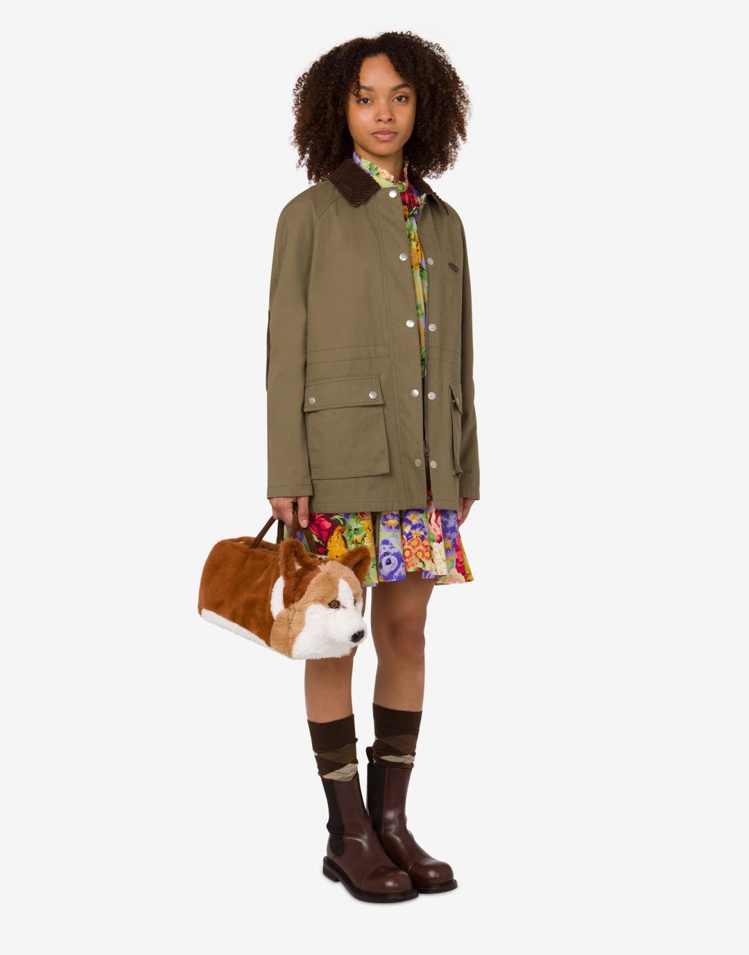 子瑜精挑細選帶出門的「柯基」出自MOSCHINO今年早秋系列。