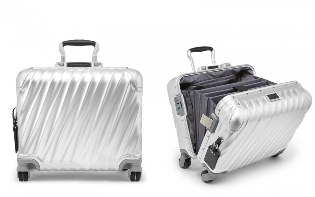 TUMI以19 Degree系列為最具辨識度的旅行箱系列。Aluminum Compact Carry-On鋁合金輕便登機箱，售價NT$49,800元。