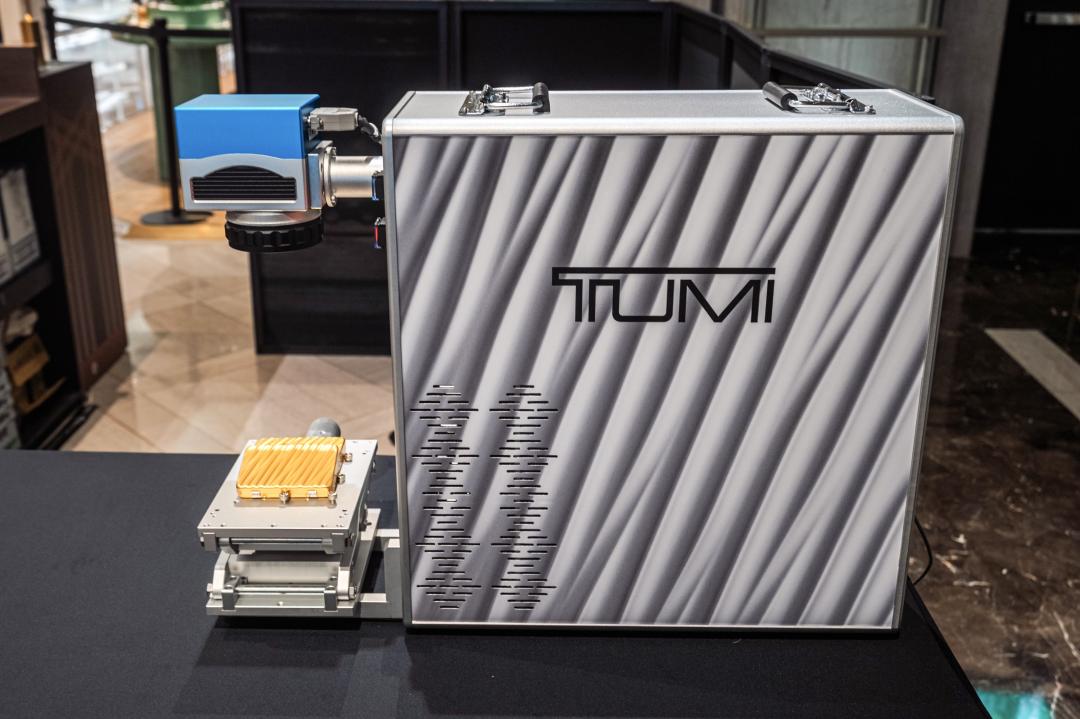 即日起至本週日止，消費滿額贈限定概念店專屬雷射客製化刻印服務。