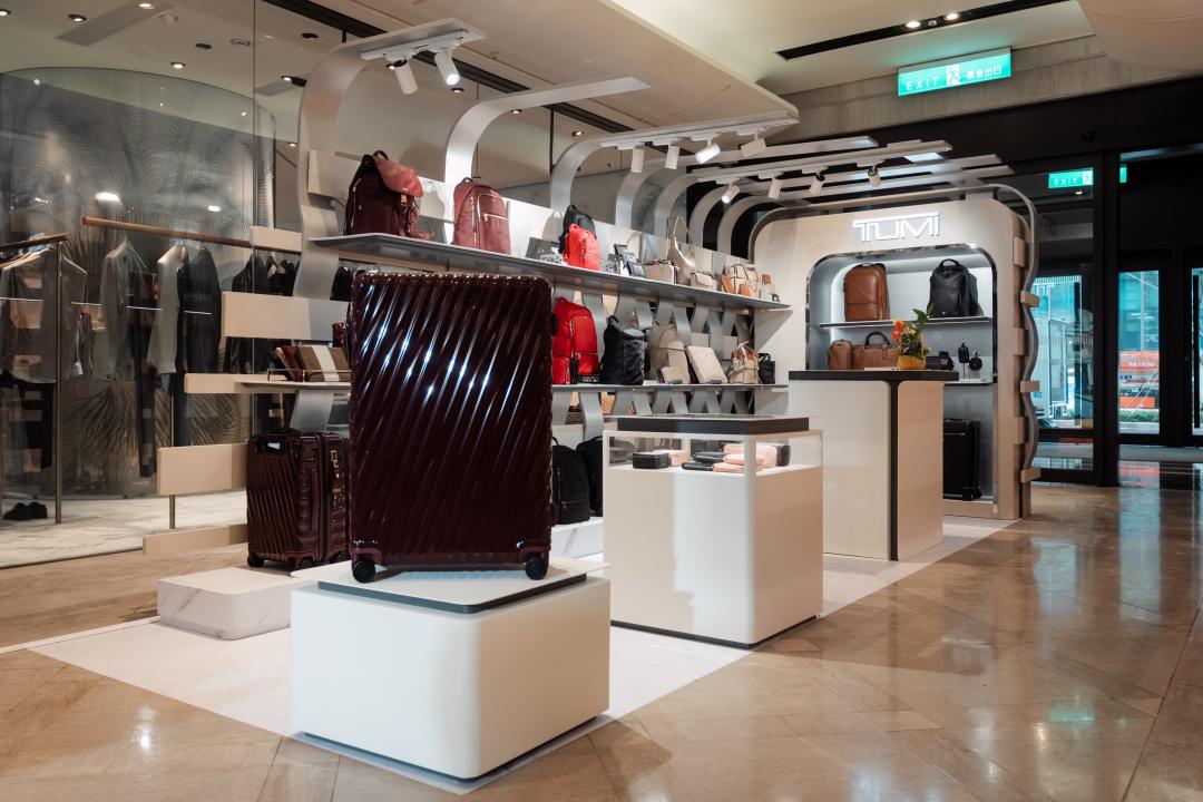TUMI預告未來會引進更多時尚季節色行李箱，本季主打勃根地紅與月石灰。