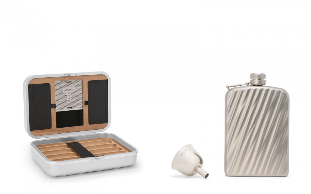 （左起）19 Degree Aluminum Cigar Case鋁合金雪茄盒（NT$21,800）；19 Degree Titanium Flask鈦金屬隨身酒壺（NT$10,400）。