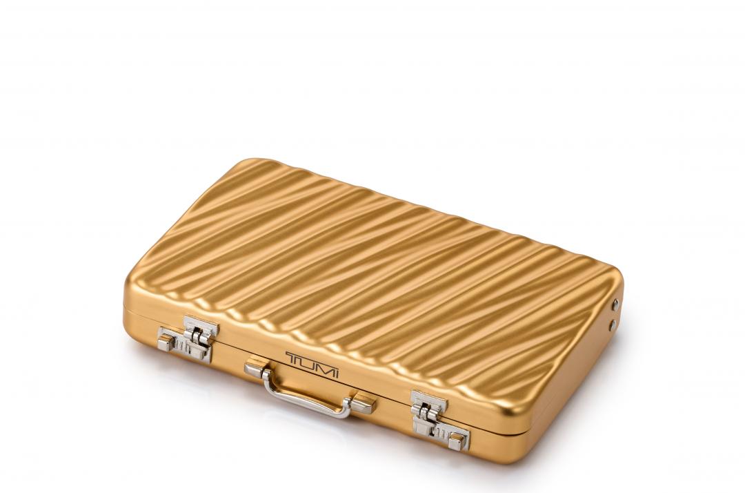 消費滿額贈非賣款，價值新台幣4,800元的50週年限定金色鋁合金手提箱造型名片盒。