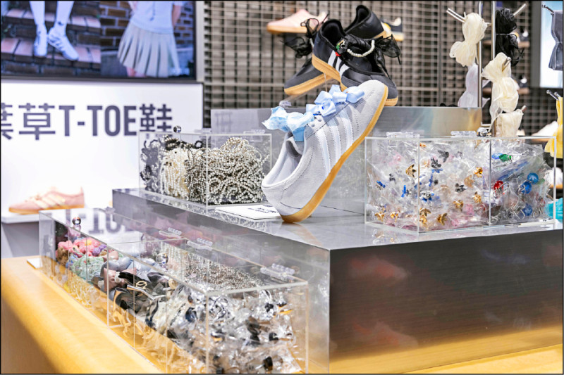 新店推出限定「限量風格鞋款改造服務」，即日起週一至週五購買三葉草薄底鞋家族或T-TOE鞋款，可享專屬特殊鞋帶設計與鞋款改造體驗，每日限量15名。