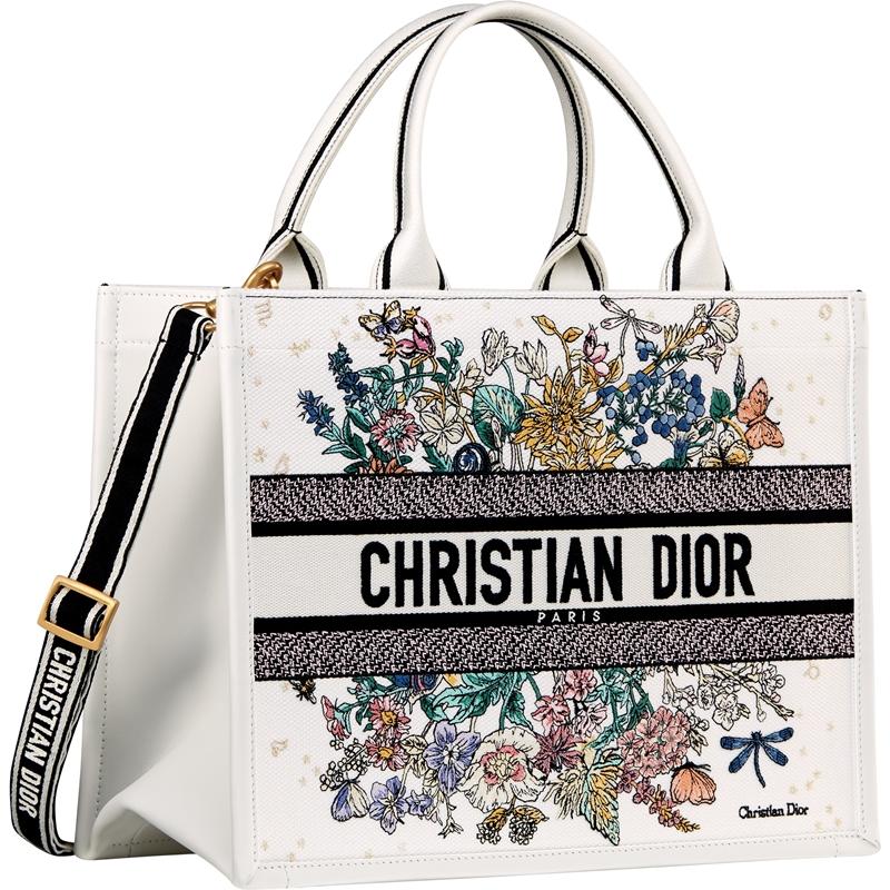 Dior Lucky膠囊系列Book Tote刺繡中型托特包，135,000元。（Dior提供）