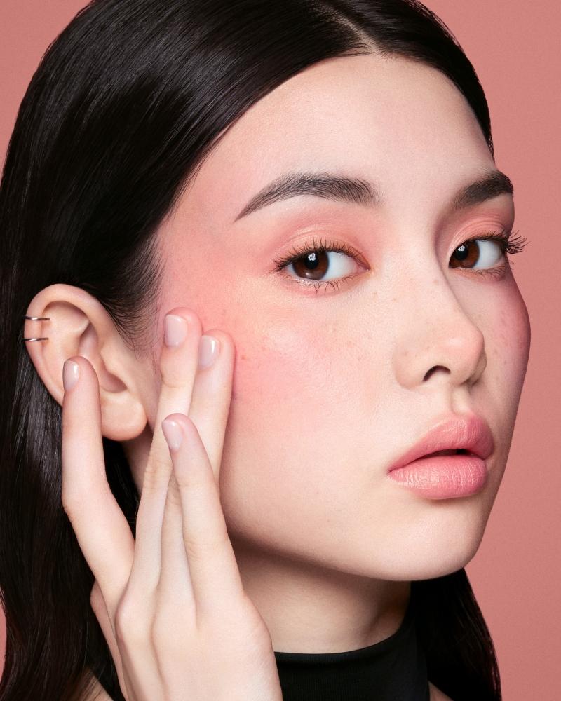 腮紅可以點亮好氣色，也能修飾輪廓。