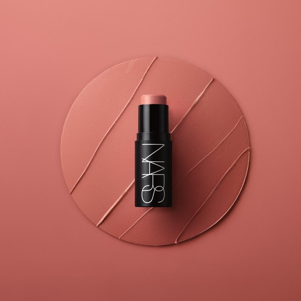 NARS高調炫色眼頰棒，採用創新的乳霜轉粉質地，一抹更輕透。