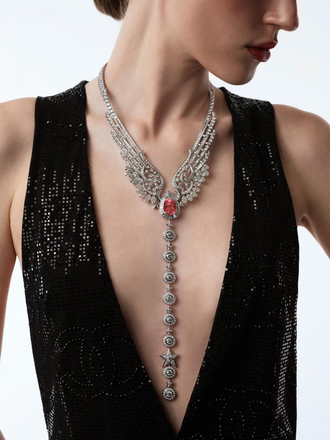 Wings of CHANEL 項鍊_300 DPI（CHANEL提供）