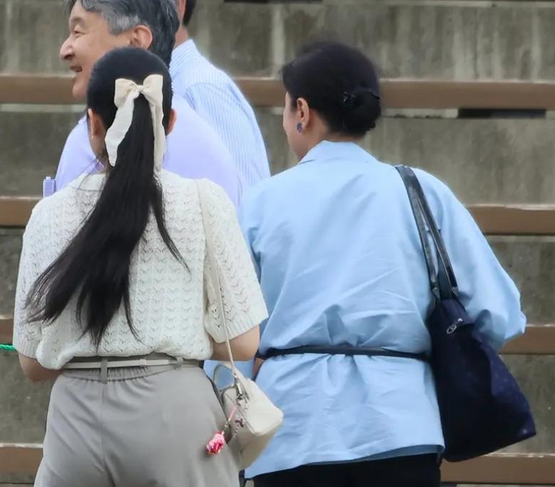 愛子包包還掛著一個粉紅色招財貓造型吊飾，據說象徵「戀愛運旺」。(翻攝自《女性自身》網站)