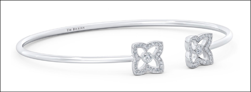De Beers Enchanted Lotus Bloom 18K白金鑽石開放式手鐲，146,000元。