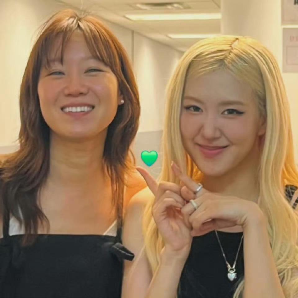 孔曉振到後台與Rosé合影，被粉絲大讚好像兩位仙女。（翻攝自instagram）
