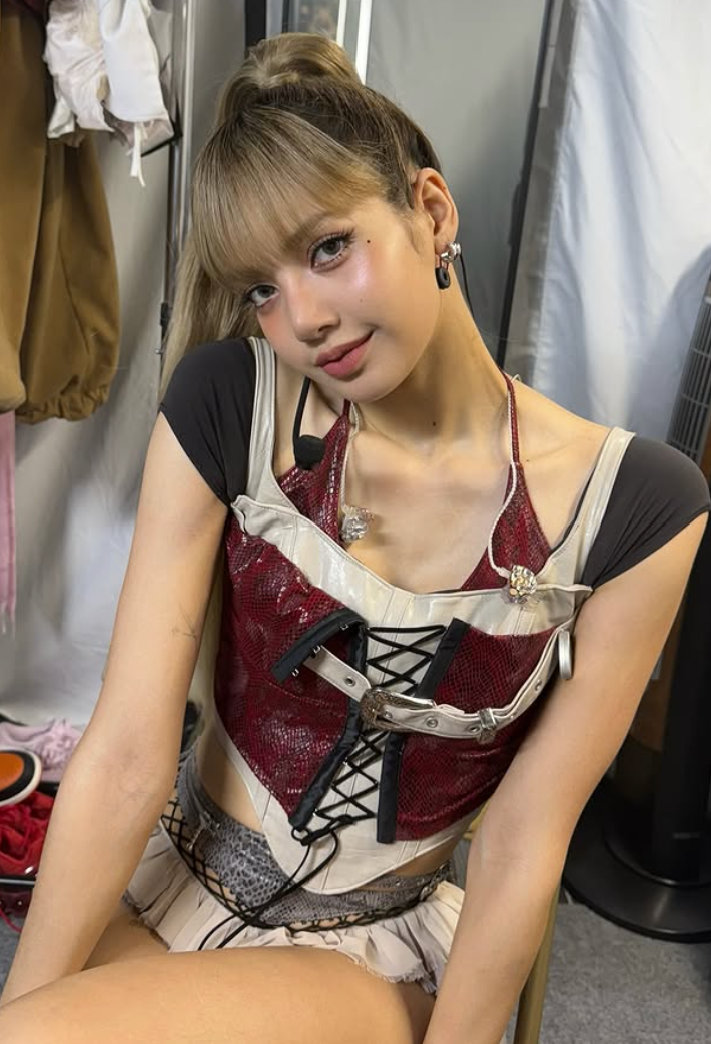 Lisa演唱會造型火辣。(翻攝自IG)