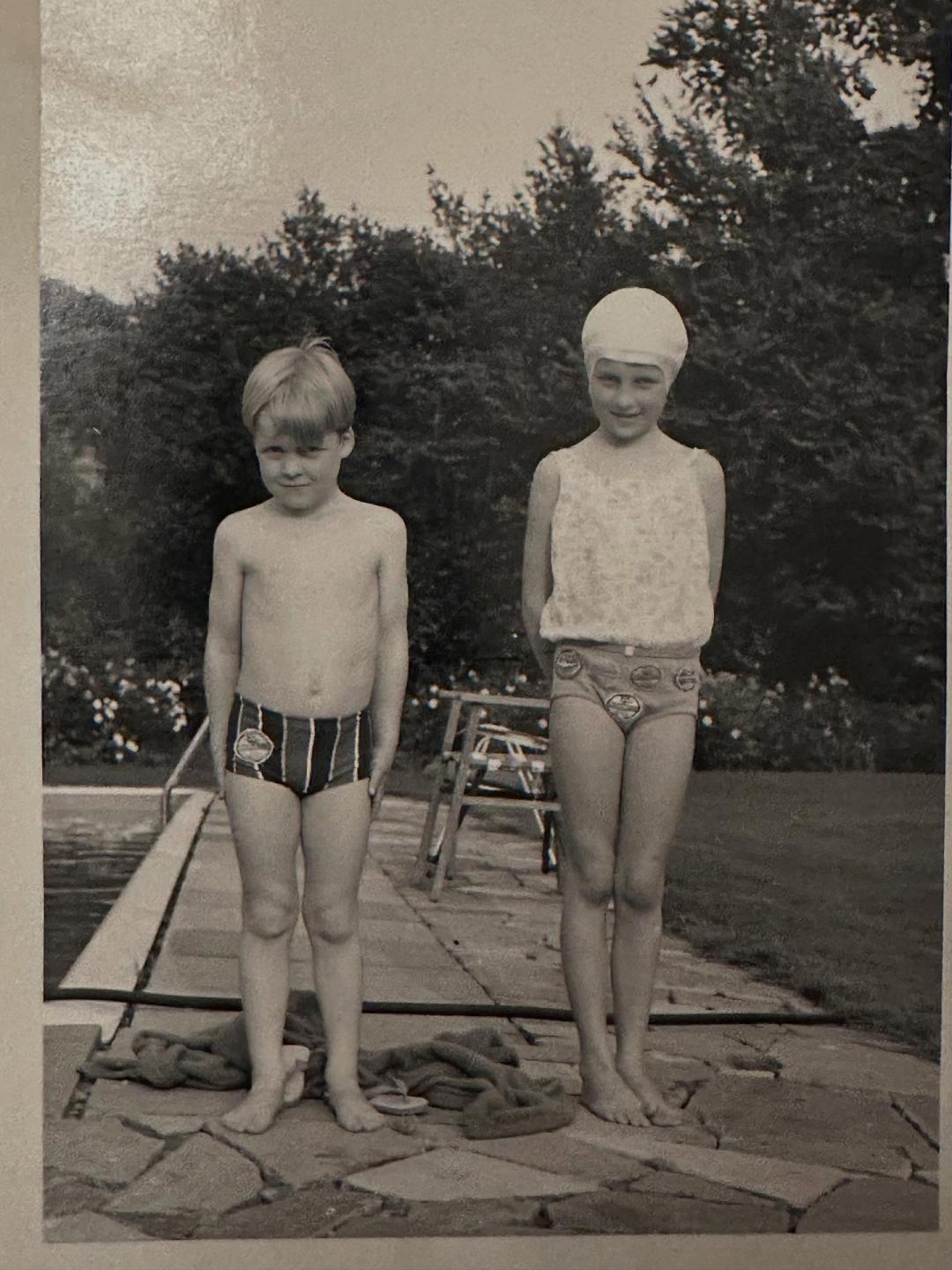 黛安娜王妃幼時泳裝照曝光，泳衣上的徽章讓姊弟倆超自豪！