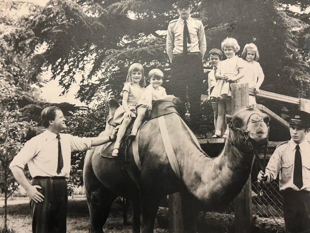 黛妃弟弟還分享了兩人幼時騎駱駝的照片。