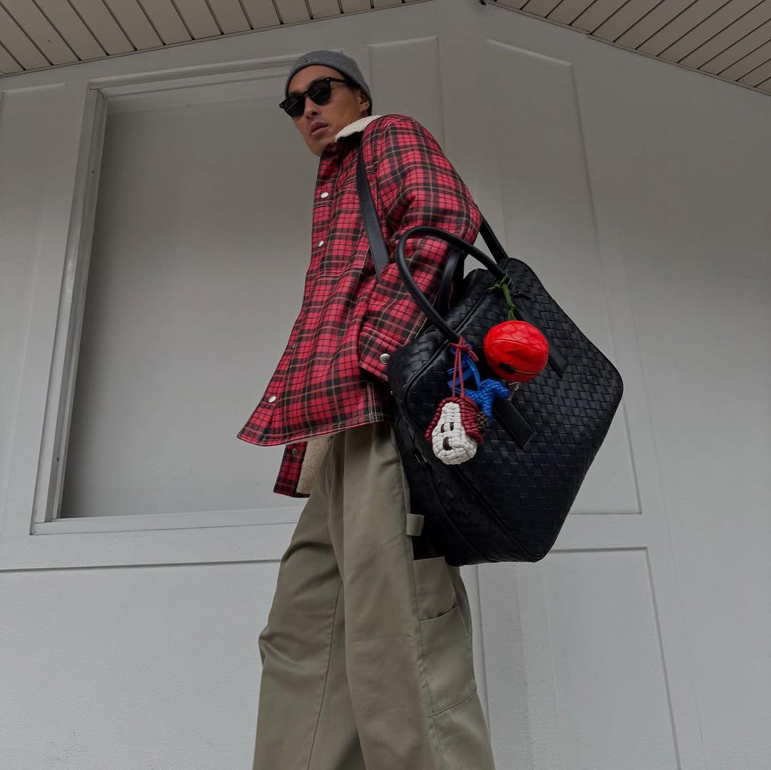 楊祐寧以潮流打扮搭配Bottega Veneta Getaway Weekender包款，189,900元。（翻攝IG ＠yoyang）