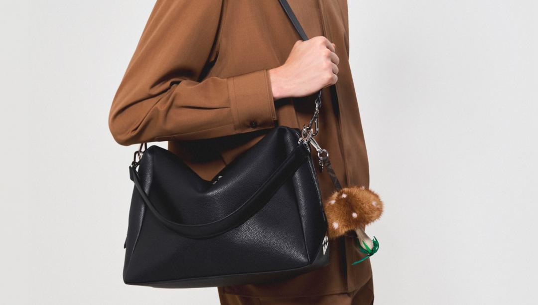 Fendi Lui Large，106,500元；蘑菇吊飾，36,200元。