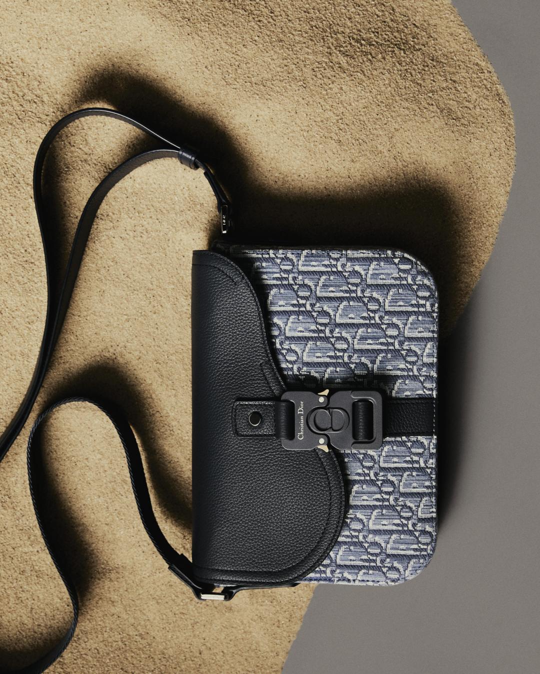 Dior Saddle Oblique緹花和小牛皮翻蓋郵差包，83,000元。