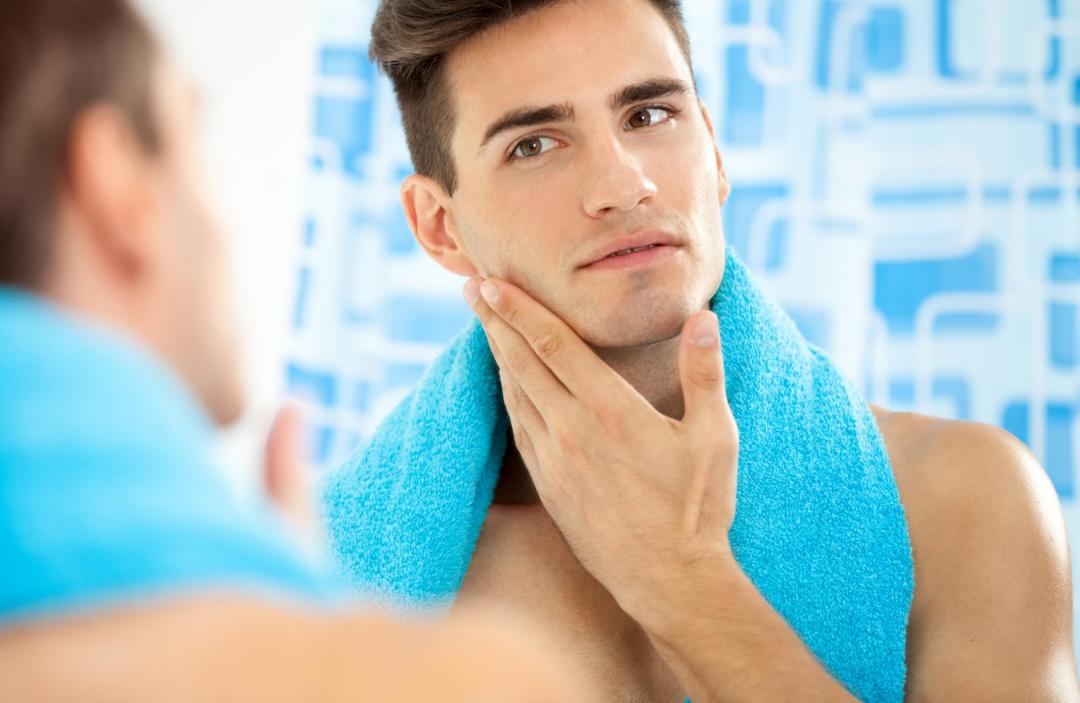 日常臉部清潔可選清潔力不會太強的產品，搭配去角質產品，就能洗得乾淨又不傷肌膚。(達志)