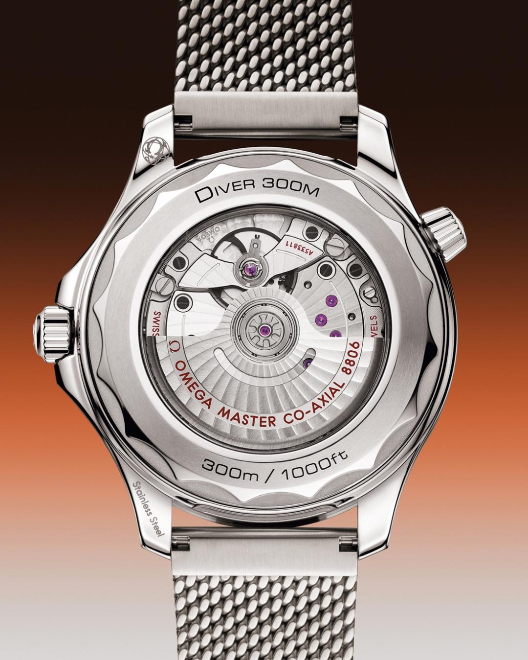 OMEGA 8806同軸擒縱大師天文台認證機芯，動力儲存55小時。