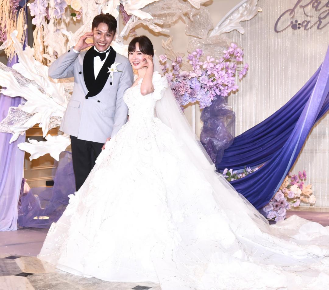 黃安若婚禮主紗是一件擁有五尺拖襬與九尺頭紗的氣勢高訂禮服。（圖／記者陳奕全攝）