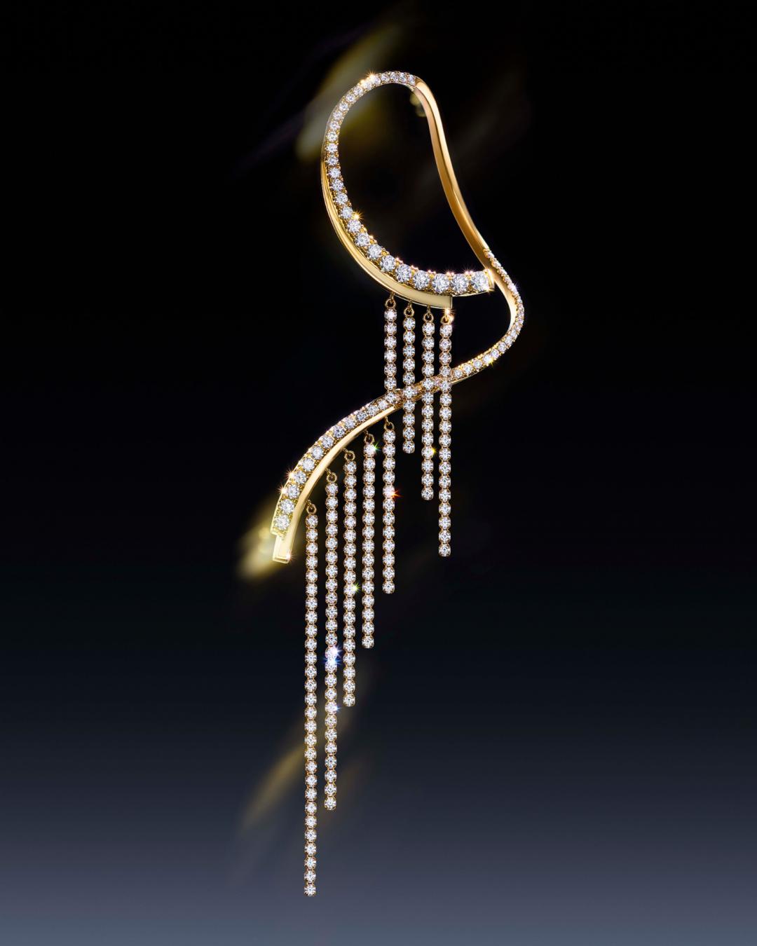 chandelier radiant耳骨夾，18K黃金鑲嵌鑽石2.8克拉，696,000元。(AHKAH提供，以下同)