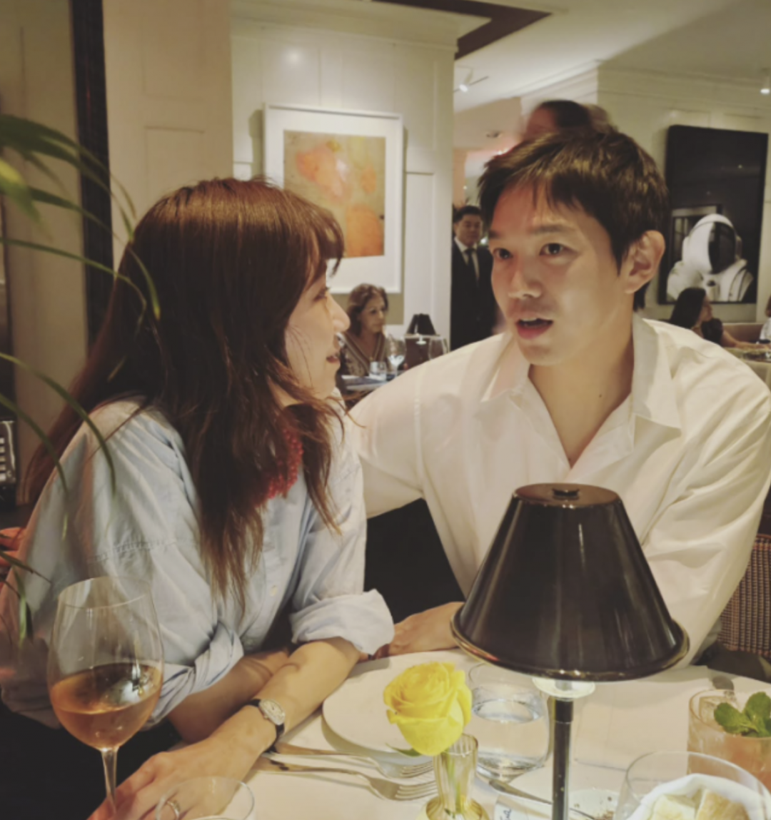 孔曉振專注看著老公。