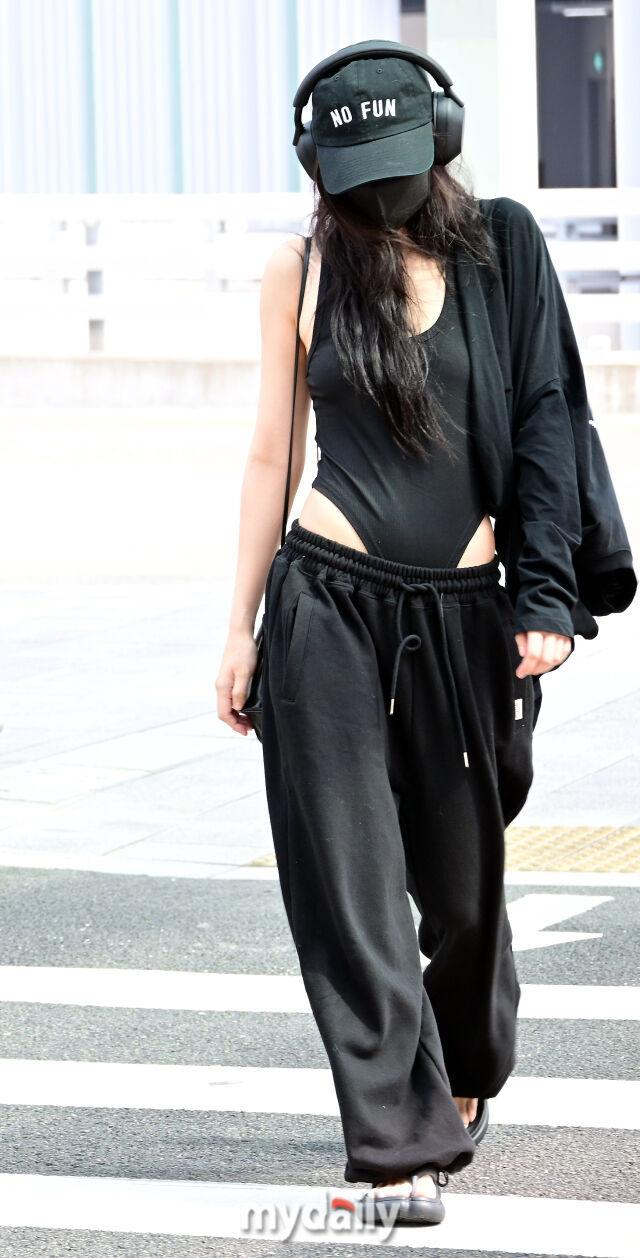 Jennie穿復古感的高衩連身泳衣搭配寬鬆運動褲，展現前衛有型潮女風格。