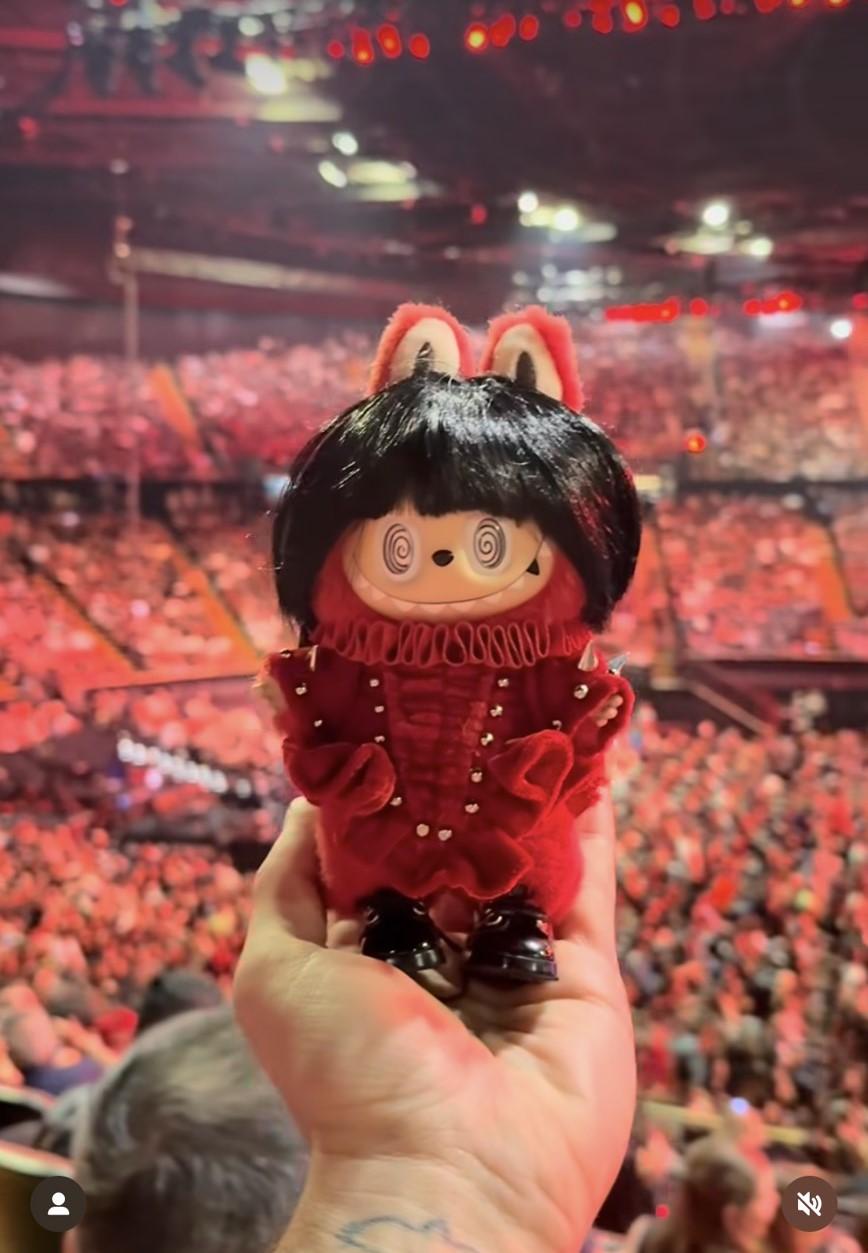 洛杉磯藝術家Marko Monroe打造的Labubu公仔。（翻攝自instagram）