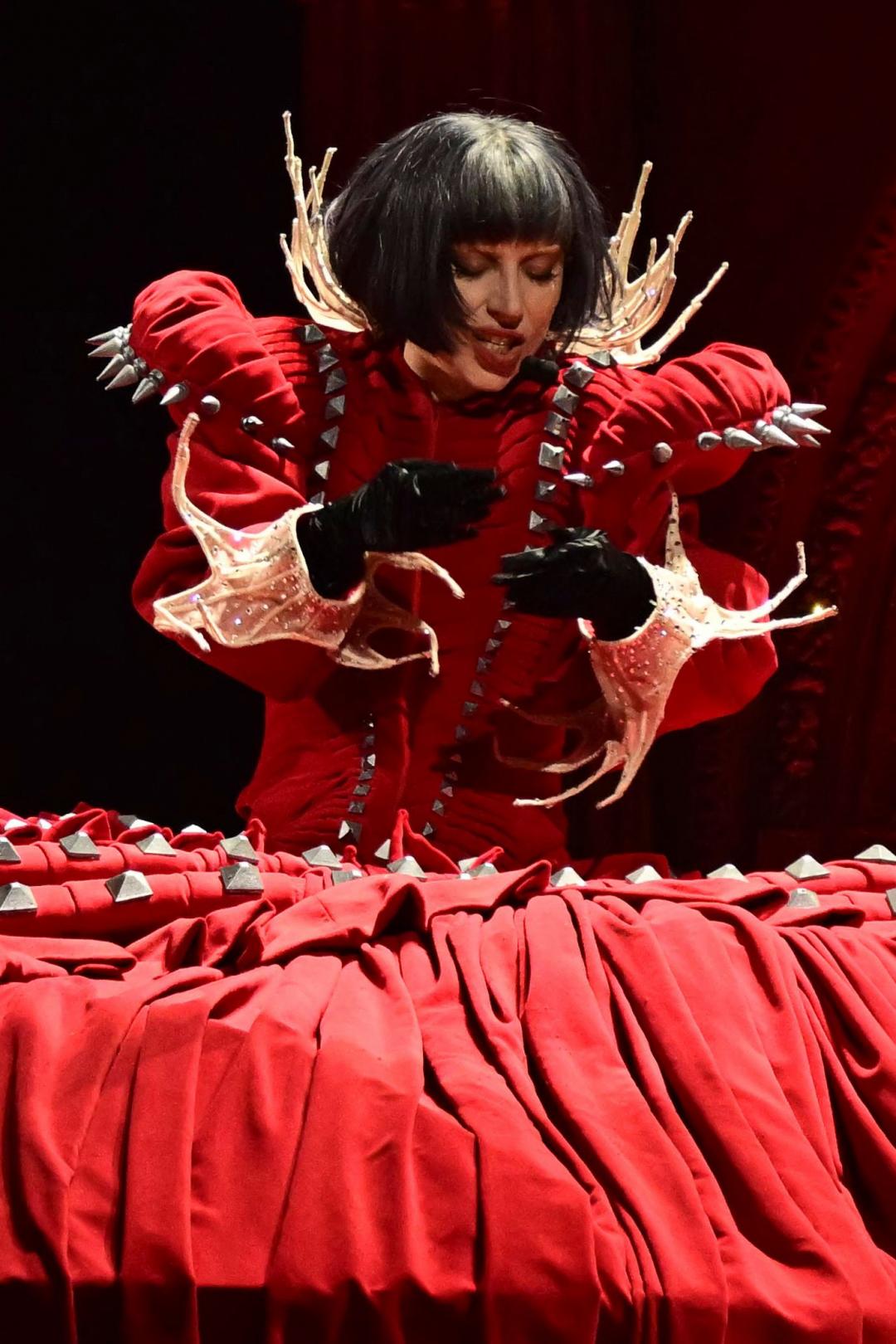 以Lady Gaga Mayhem Ball世界巡迴演唱會其中造型為靈感。（美聯社）