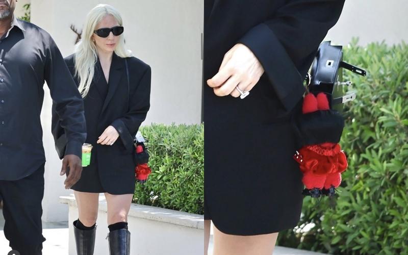 Lady Gaga也被拍到在黑色Kelly包上掛著自己形象的Labubu公仔。（翻攝自instagram）