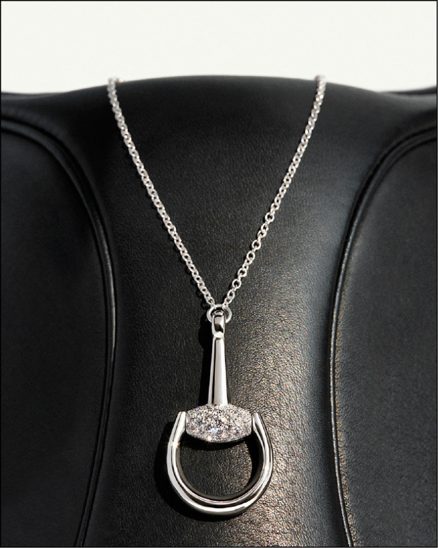Gucci Horsebit經典馬銜鍊白金鑽飾項鍊，165,400元。