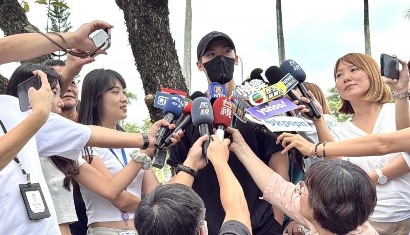 許光漢退伍，吸引大票媒體和「許太太們」迎接。（記者陳鳳麗攝）