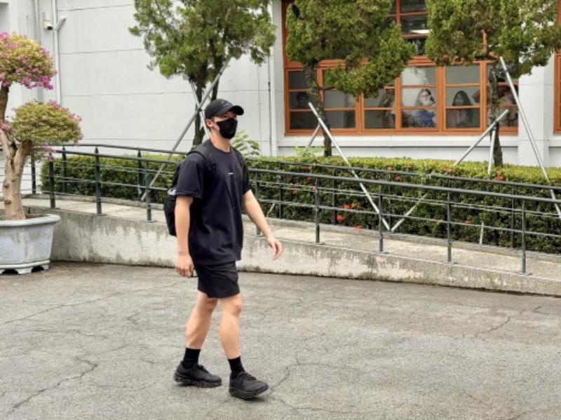 許光漢一身黑現身。（記者陳鳳麗攝）
