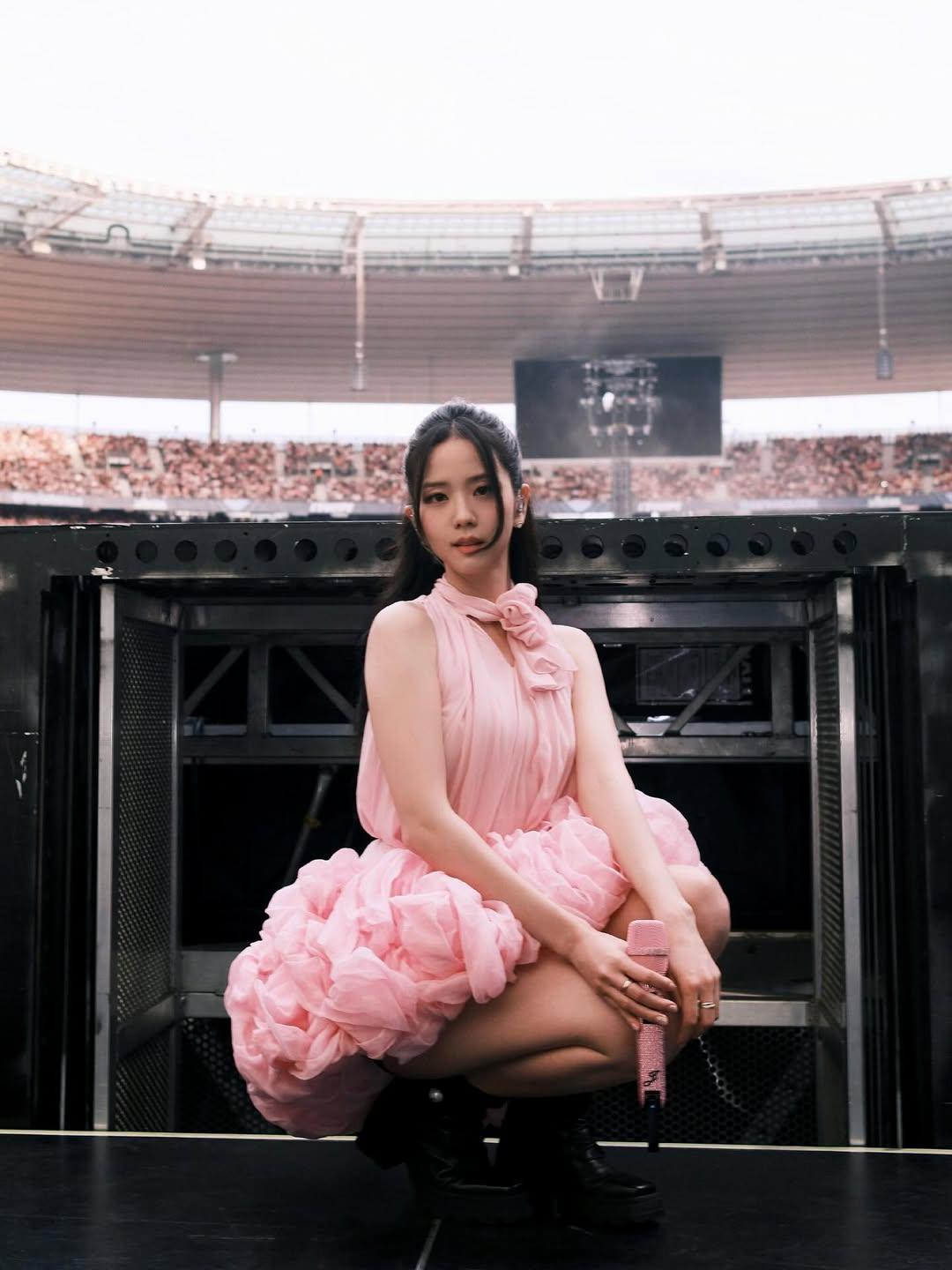 Jisoo身穿Dior創意總監Jonathan Anderson專門為她訂製的粉紅色、黑色短洋裝登上BLACKPINK世巡舞台。（翻攝自instagram）