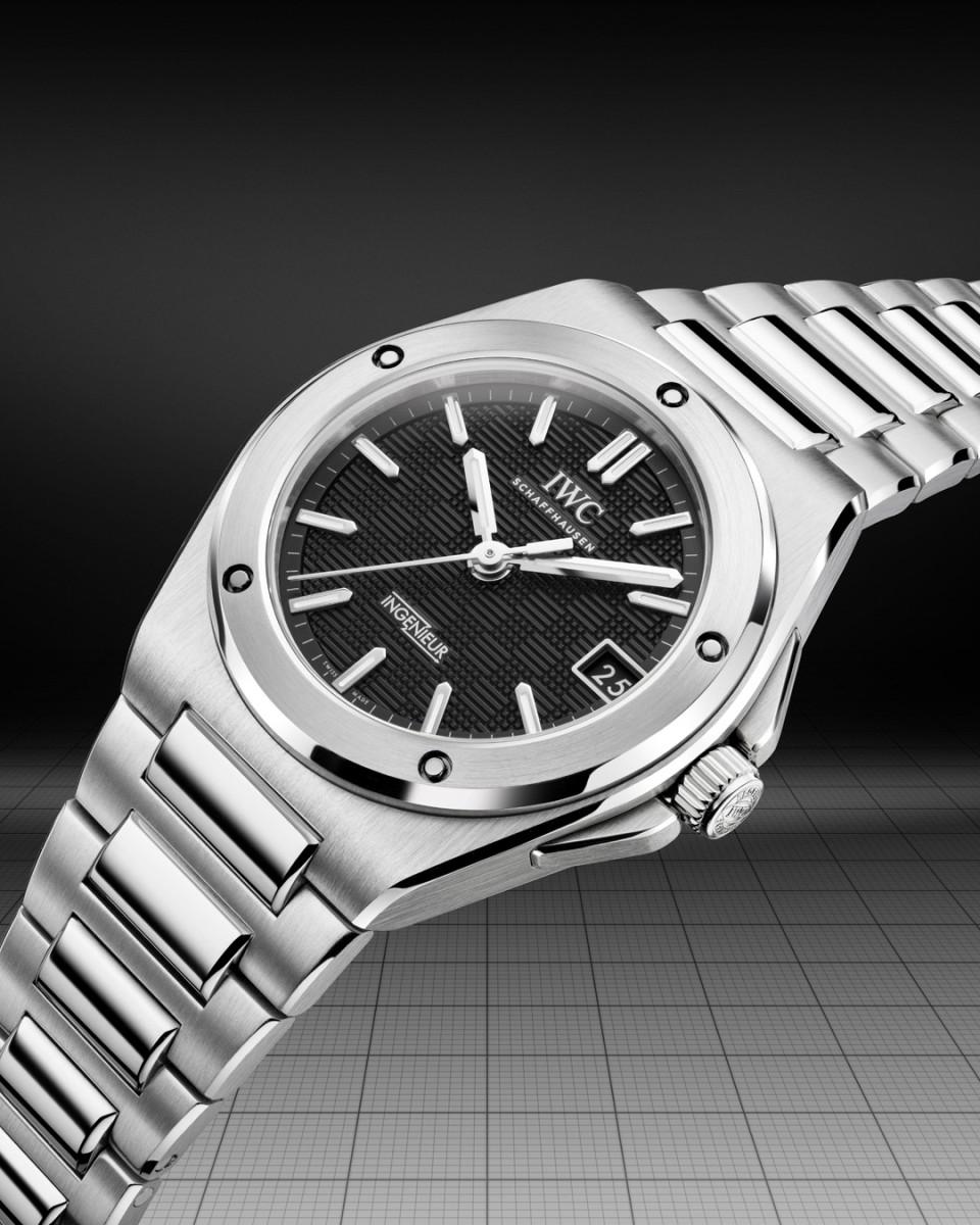 IWC工程師自動腕錶35，精鋼錶殼錶帶、黑色錶盤，327,000元。