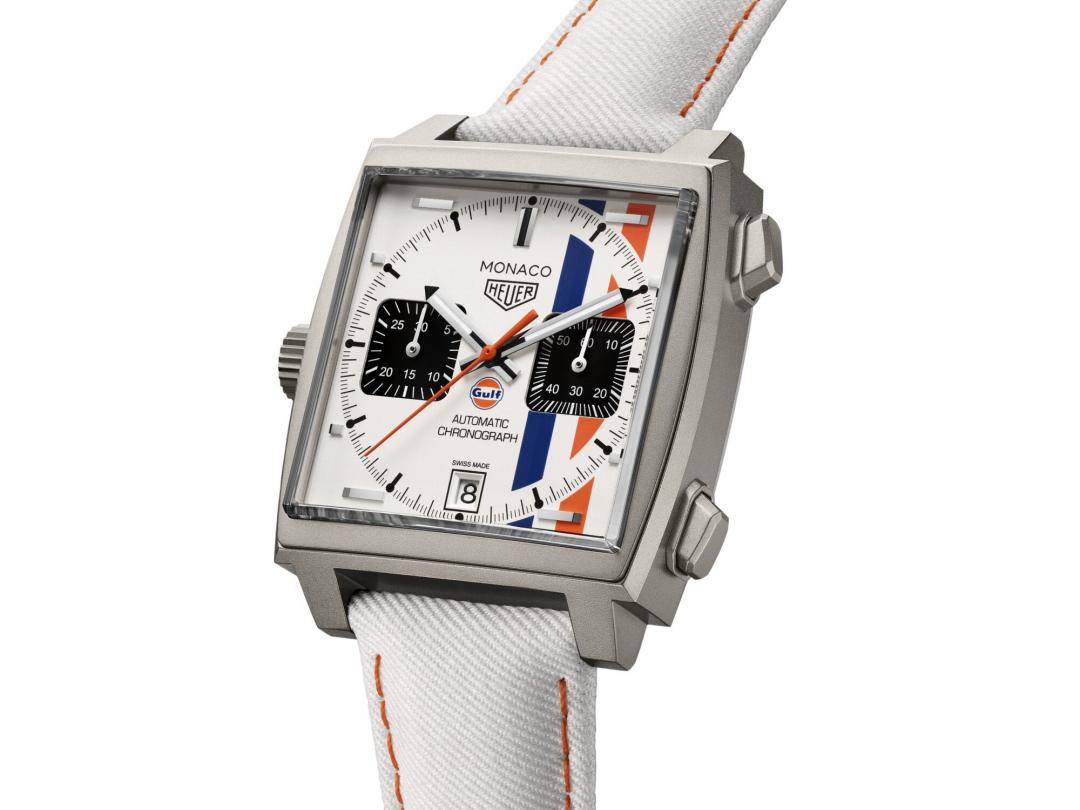 TAG Heuer Monaco×Gulf 計時腕錶白色限量版，重現Gulf塗裝的經典配色，39毫米2級鈦金屬錶殼，搭載Calibre 11自動機芯，全球限量971只，313,000元。