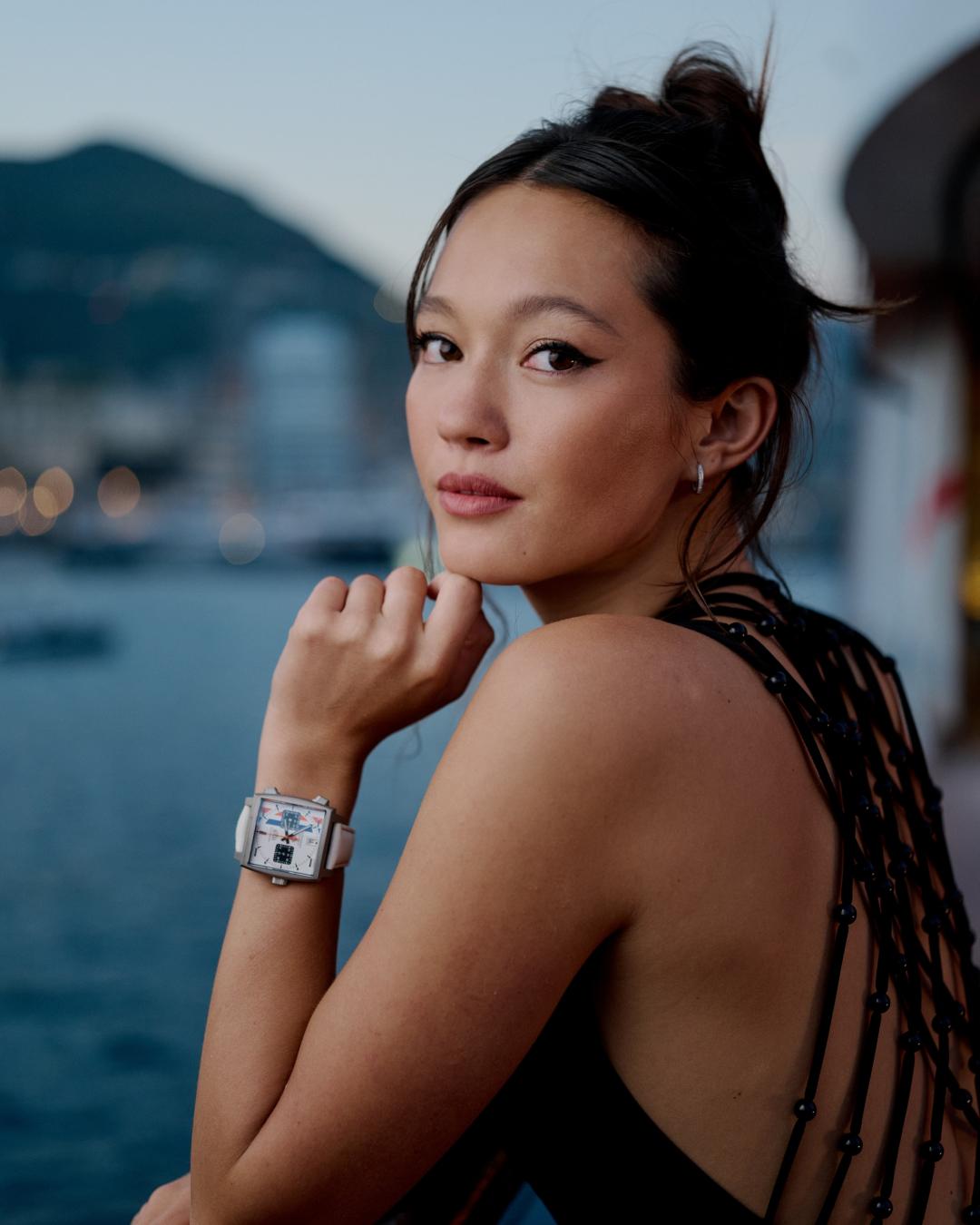 華裔女星Lily Chee佩戴TAG Heuer Monaco×Gulf 計時腕錶白色限量版。
