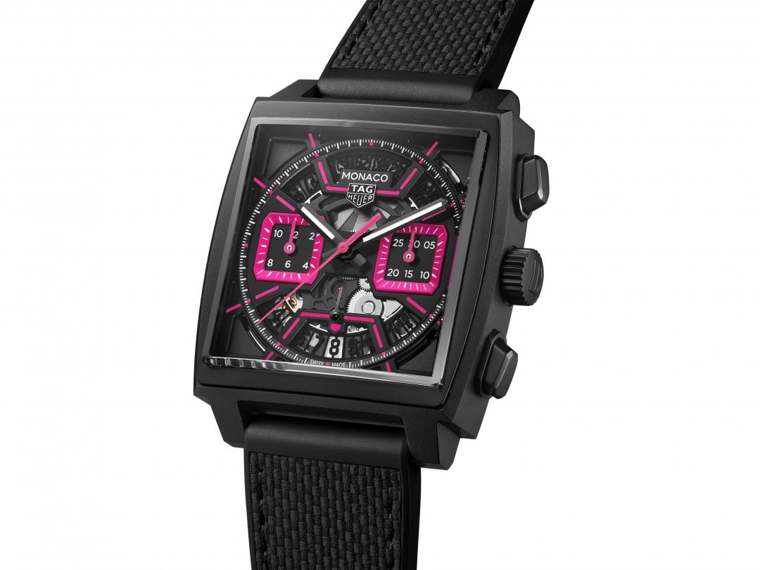 TAG Heuer Monaco鏤空計時腕錶粉紅款，搭載Calibre 7自動機芯，動力儲存56小時，374,600元。