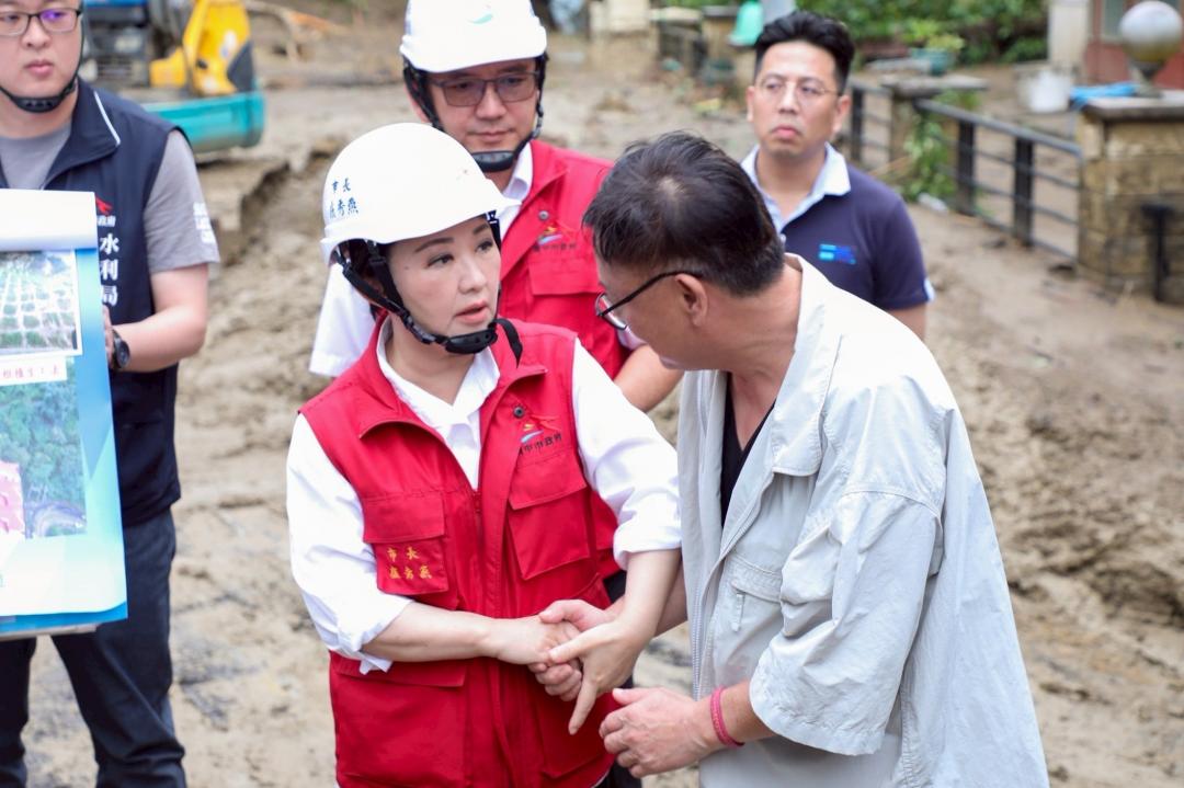 盧秀燕勘災時完美的妝容引發討論。