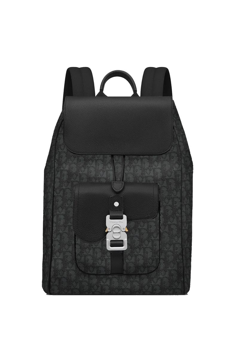 Diorling膠囊系列 Saddle 黑色Oblique緹花後背包，110,000元。（Dior提供）