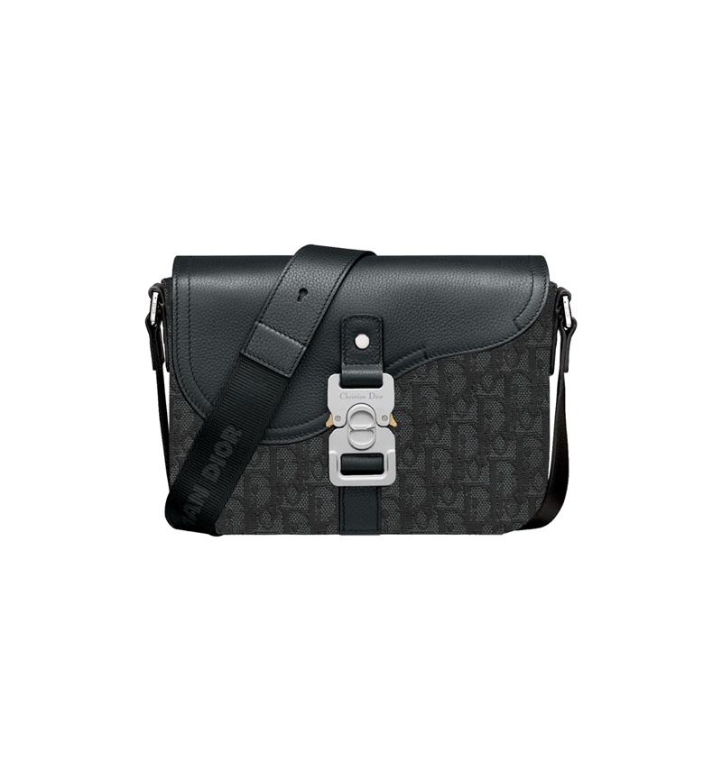 Diorling膠囊系列 Saddle 黑色Oblique緹花郵差包，83,000元。（Dior提供）