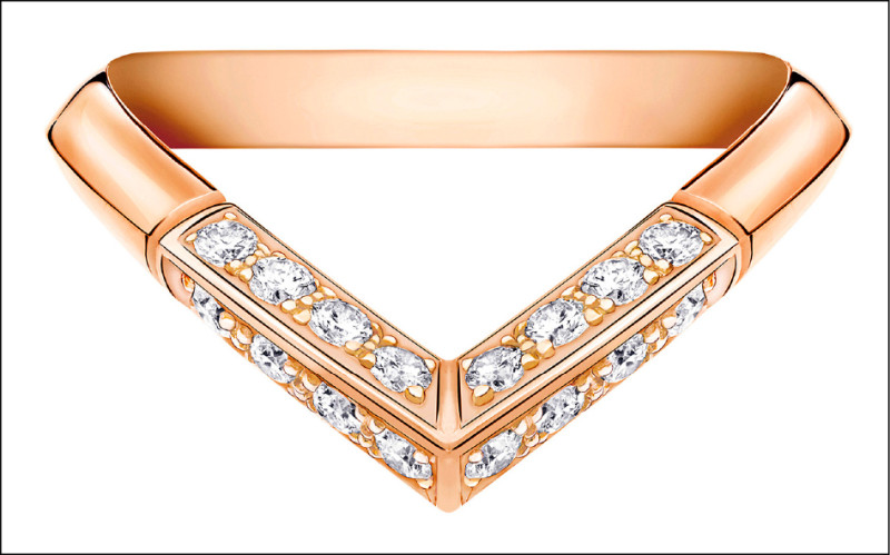 搭配玫瑰金的LV Diamonds Pavé V戒指，也是相當收到藏家歡迎的珠寶作品，132,000元。