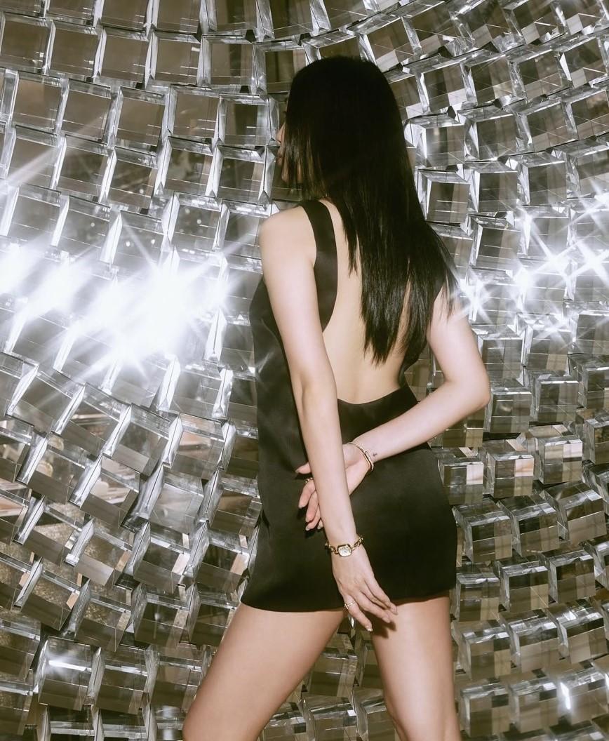 一轉身可見Melinda背部全裸，完美身材完全看不出是孕婦。（翻攝自instagram）