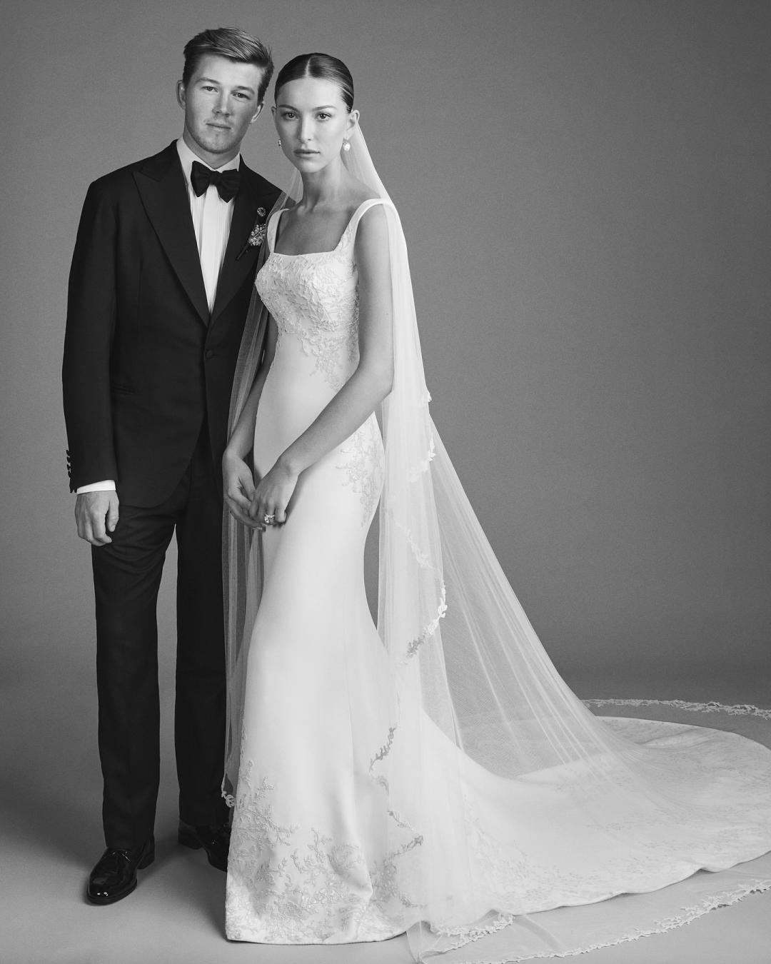 伊芙賈伯斯的婚紗由Sarah Burton操刀打造。