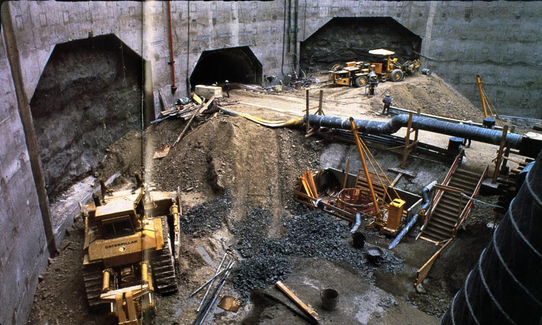 1994年，CAT挖掘機具深掘地底，協助打造全長50公裏的海底隧道，跨越海峽，連結英國與歐洲大陸，創造工程奇蹟。