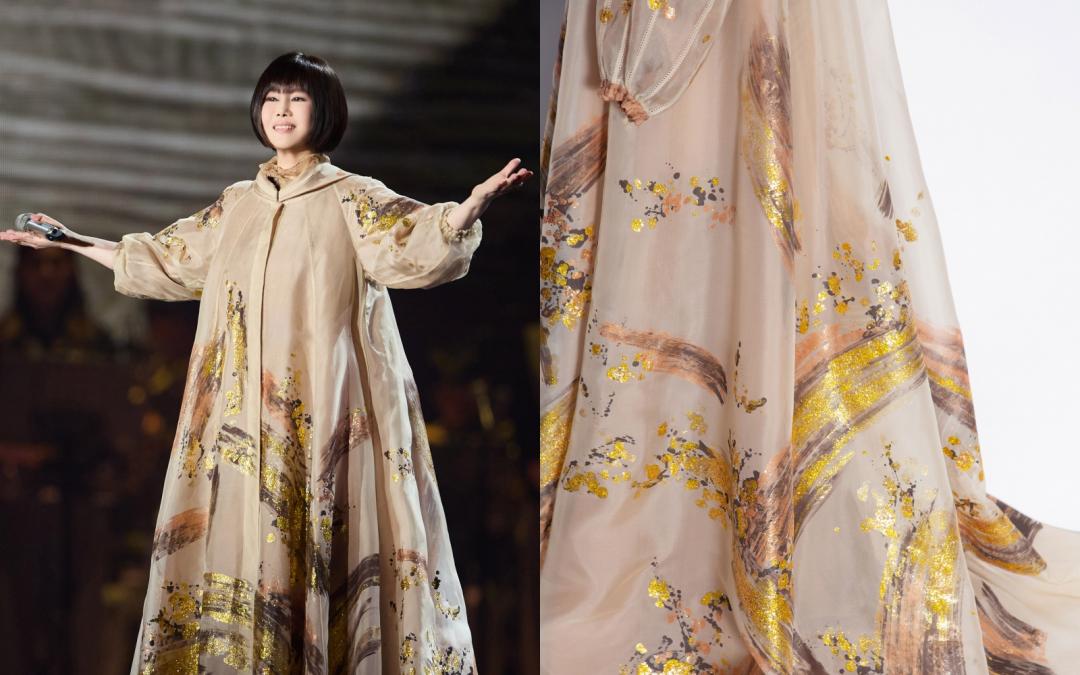 「粉膚水墨烏幹紗袍」以18世紀維多利亞時期與東方古代官服鬥篷廓形為靈感。