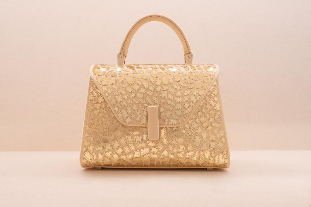 Iside馬賽克刺繡工藝特殊款，售價NT$243,600元。