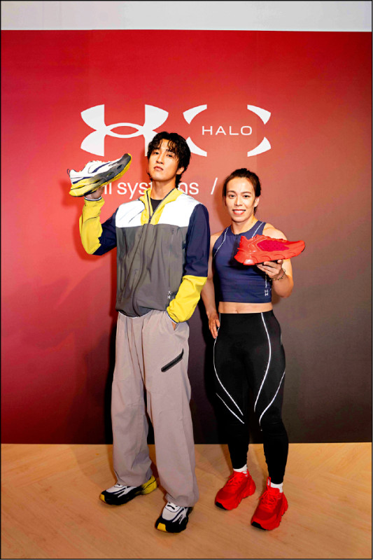 婁峻碩（圖左）、郭婞淳（圖右）搶先演繹UA HALO系列時髦運動風格。婁峻碩著用款：HALO Racer慢跑鞋，5,580元。郭婞淳著用款：女款HALO Bonded緊身長褲，3,980元；HALO Trainer訓練鞋，5,280元，預計10月底上市。