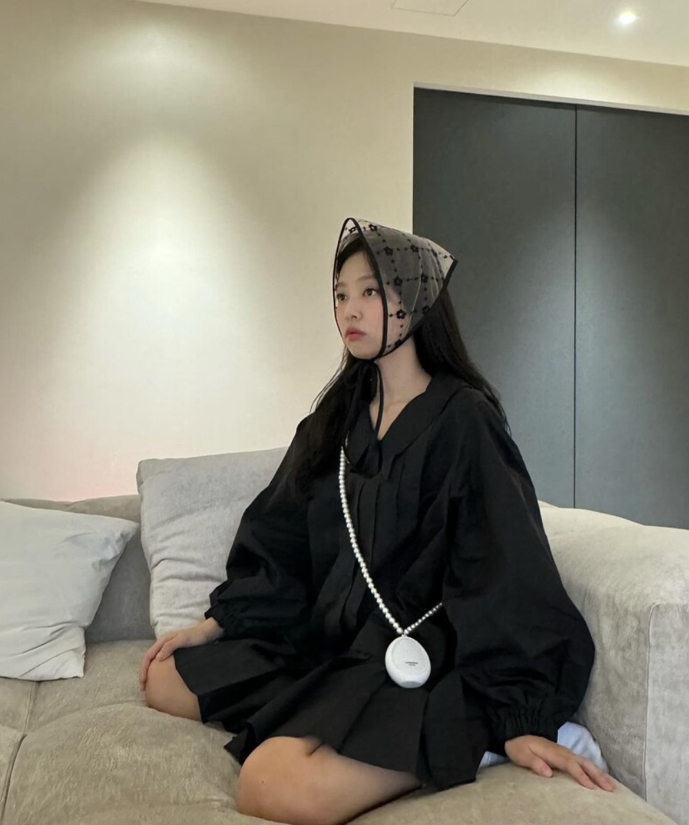 BLACKPINK成員Jennie也搭上權志龍的頭巾風潮。